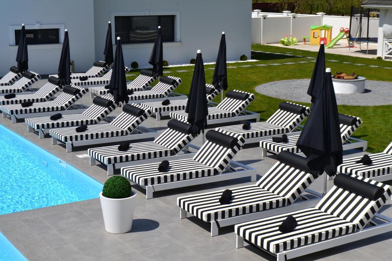 Krystal Boutique Mansion Hotel Hunedoara Buitenkant foto