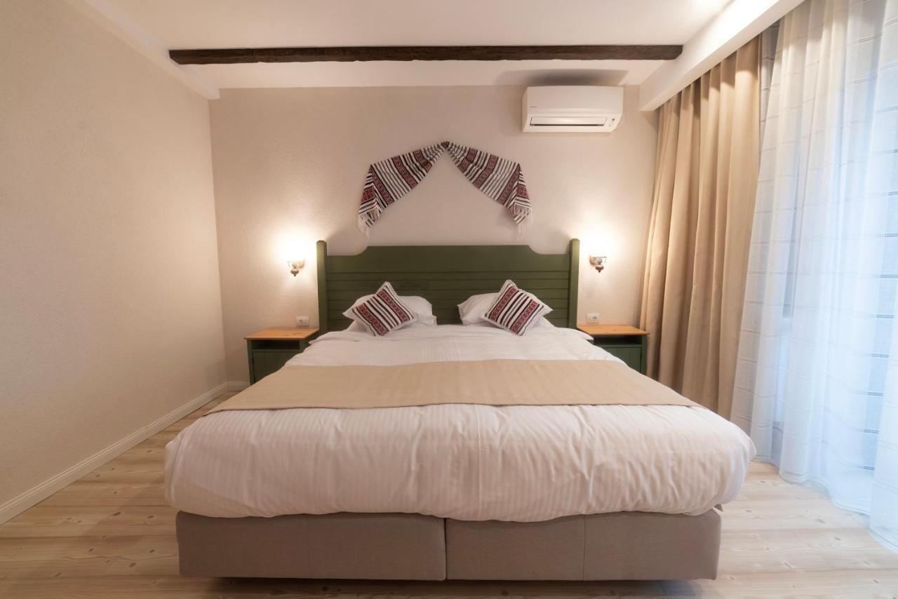 Krystal Boutique Mansion Hotel Hunedoara Buitenkant foto