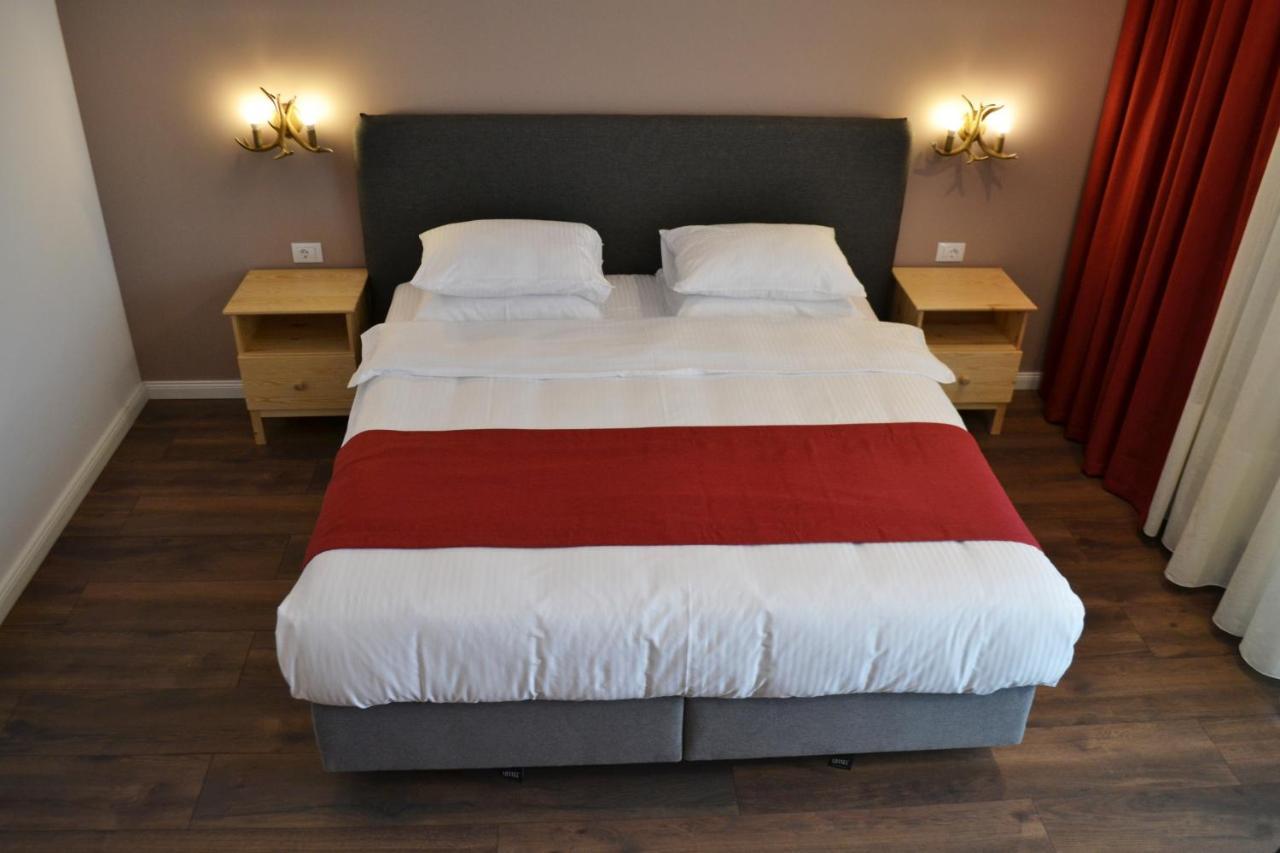 Krystal Boutique Mansion Hotel Hunedoara Buitenkant foto