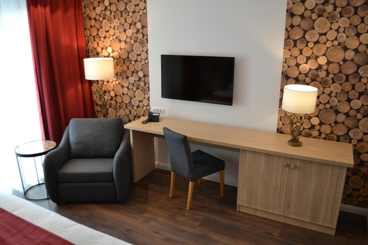 Krystal Boutique Mansion Hotel Hunedoara Buitenkant foto