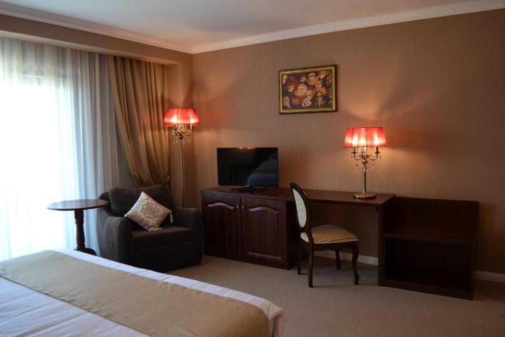 Krystal Boutique Mansion Hotel Hunedoara Buitenkant foto