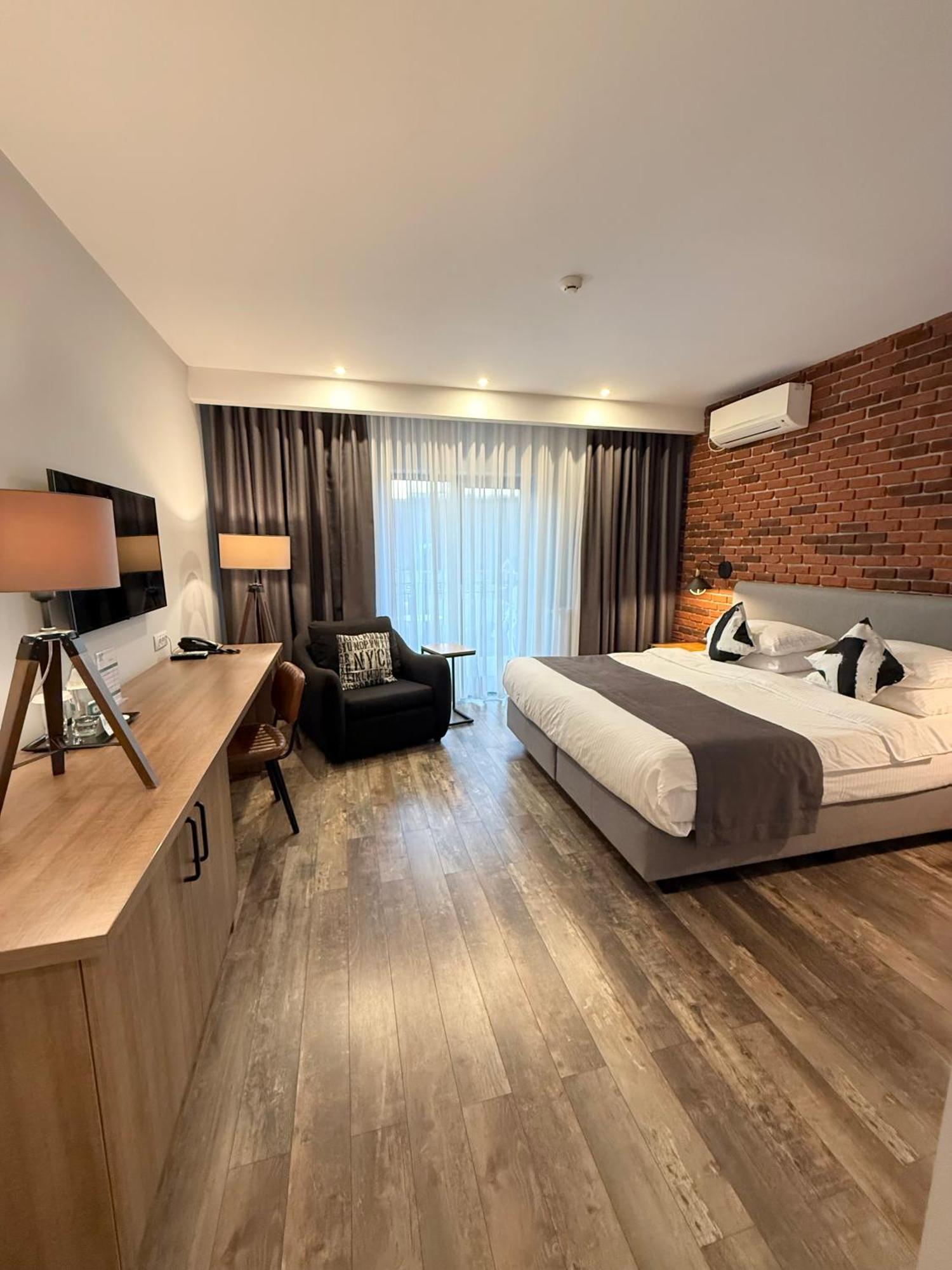 Krystal Boutique Mansion Hotel Hunedoara Buitenkant foto
