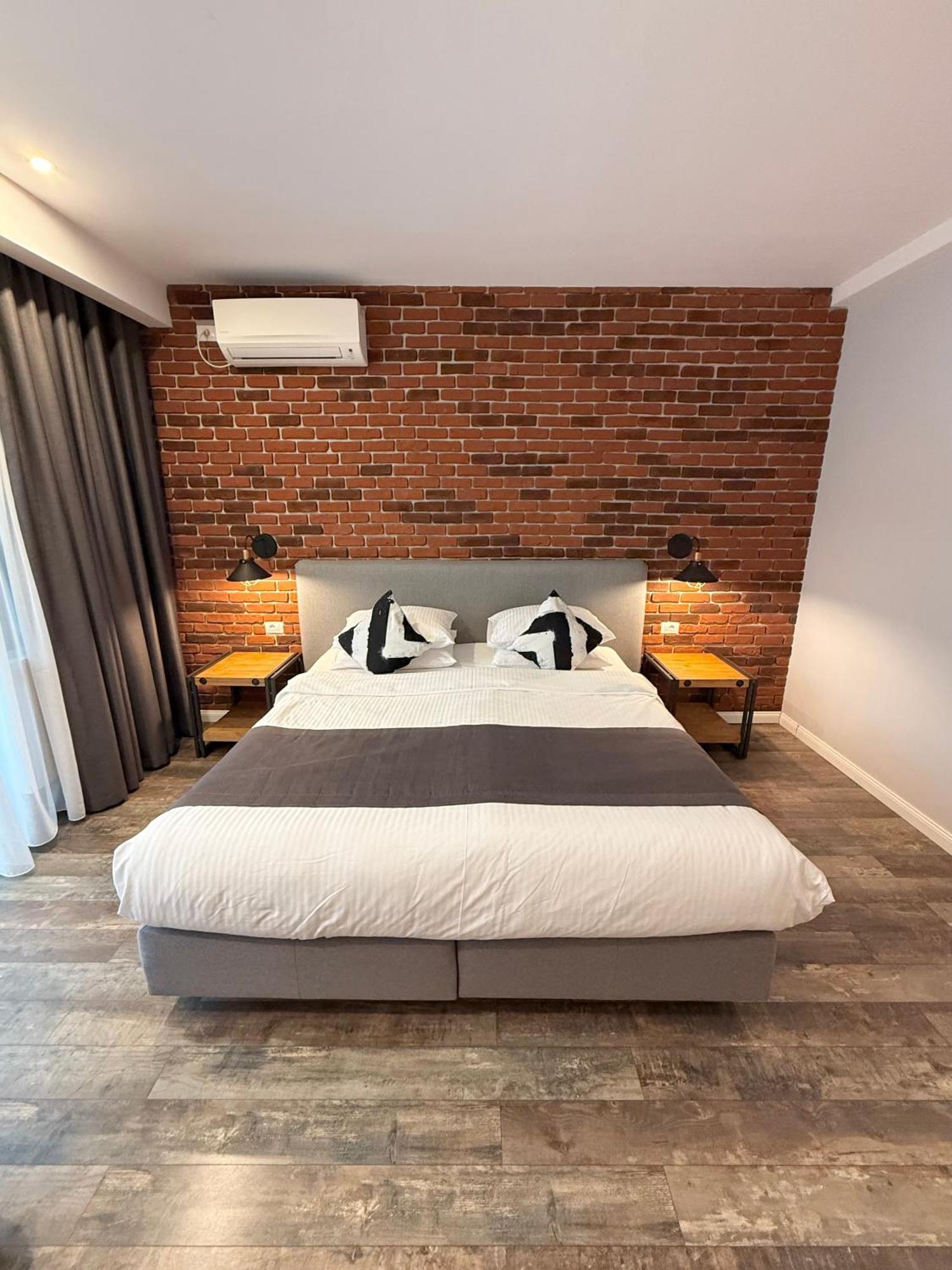 Krystal Boutique Mansion Hotel Hunedoara Buitenkant foto